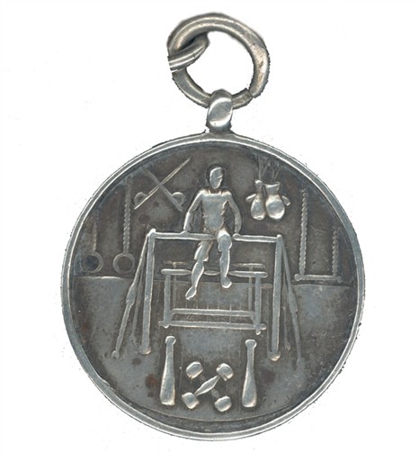 Photo:1908 medallion featuring gymnastic apparatus