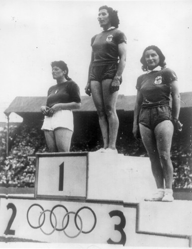 Photo:Medal ceremony for the womens discus at 1948 London Olympics, with Micheline Ostermeyer of France taking the gold medal, Edera Gentile-Cordiale of Italy the silver and Jacqueline Mazeas of France the bronze